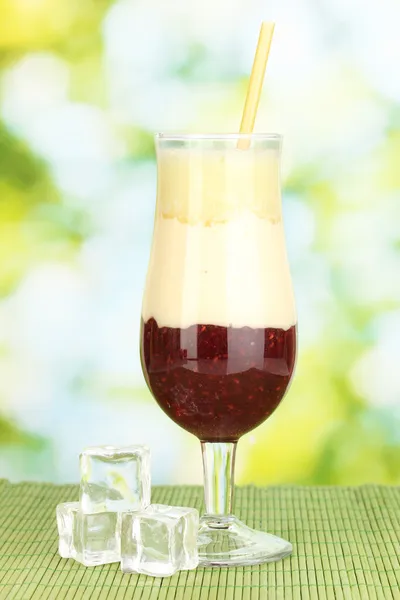 Läcker fruktsmoothie på ljus bakgrund — Stockfoto