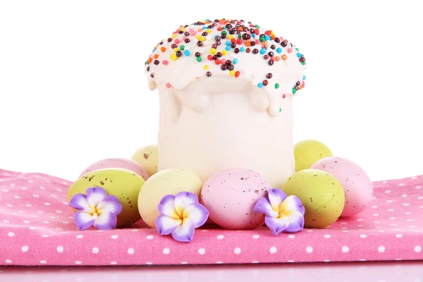 Pastel de Pascua con glaseado de azúcar y huevos aislados en blanco — Foto de Stock