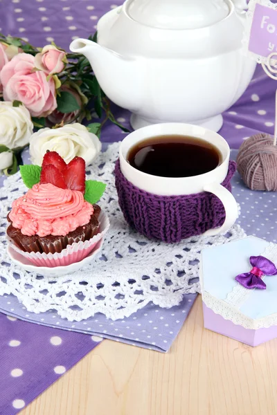 Delicious beautiful cupcake on dining table close-up — Stock Photo, Image