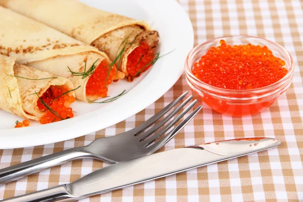 Deliciosos panqueques con caviar rojo en primer plano de la mesa — Foto de Stock