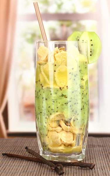 Délicieux smoothie aux fruits sur fond de fenêtre — Photo