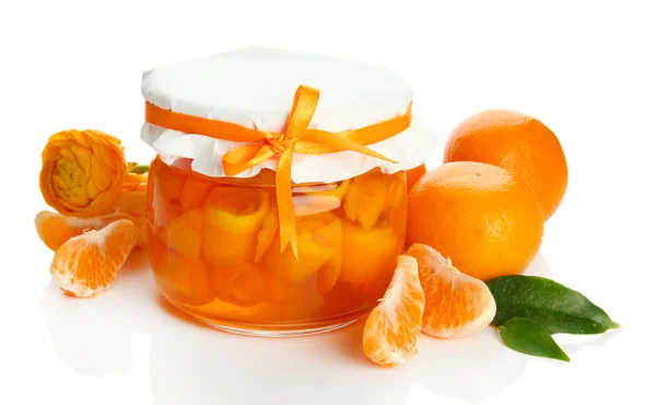 Апельсиновый джем с цедрой и мандаринами, изолированные на белом — стоковое фото