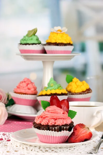 Hermosos cupcakes de fresa en la mesa de comedor en el fondo de la habitación —  Fotos de Stock