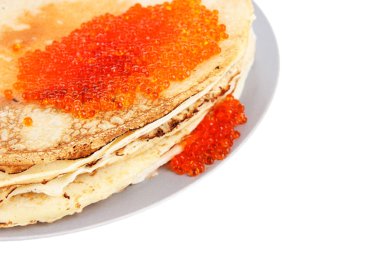 beyaz izole kırmızı havyar ile lezzetli gözleme