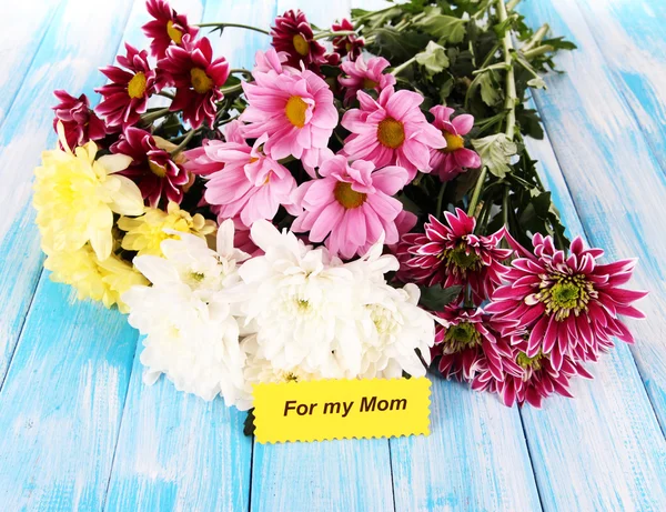 Bouquet of beautiful chrysanthemums on table close-up — Stock Photo, Image