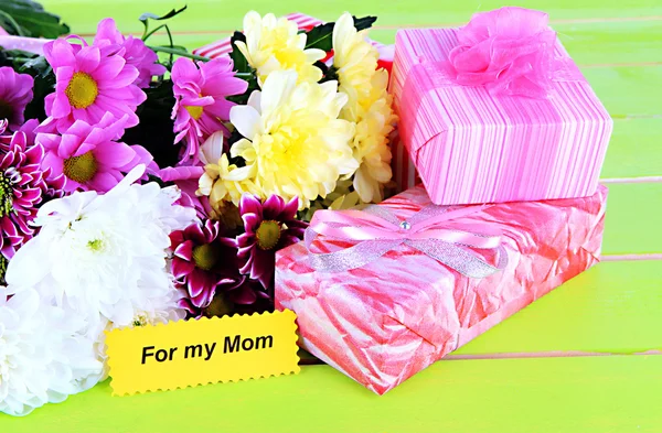 Bouquet of beautiful chrysanthemums on table close-up — Stock Photo, Image