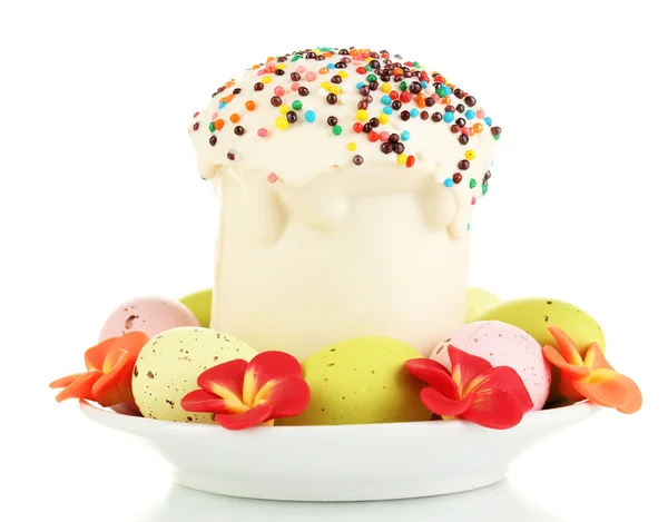 Pastel de Pascua con glaseado de azúcar y huevos aislados en blanco —  Fotos de Stock