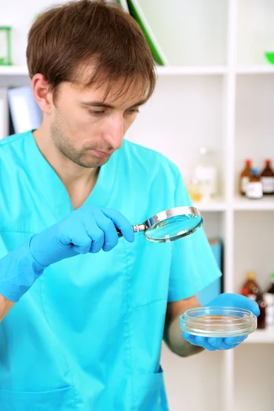 Evaluador durante la investigación sobre los antecedentes de laboratorio — Foto de Stock