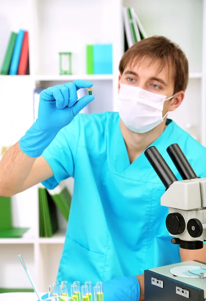 Evaluador durante la investigación sobre el fondo de la habitación — Foto de Stock