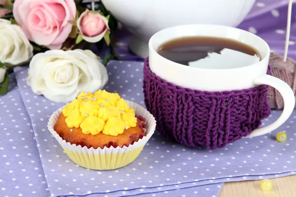 Utsökt vacker cupcake på matbord närbild — Stockfoto