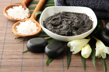 Bambu zemin üzerine spa uygulamaları için kozmetik kil ile kompozisyon