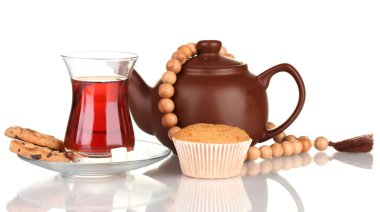 Türk çayı ve üzerinde beyaz izole çaydanlık bardak