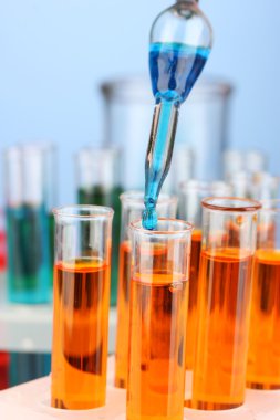 Laboratuvar pipet renkli sıvı cam test tüpleri üzerinde damla ile yakın çekim