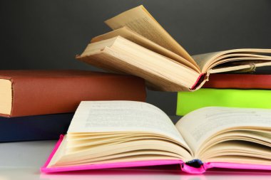 Gri arkaplan üzerine kitap yığını