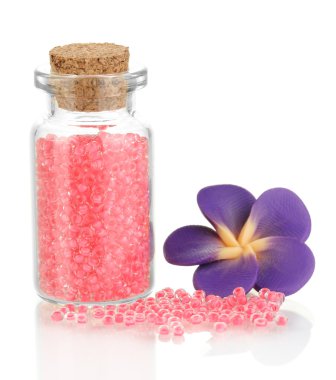 küçük şişe üzerinde beyaz izole renkli boncuklar ile dolu