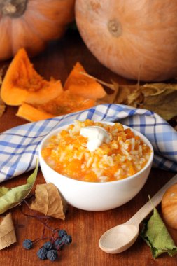 ahşap masa yakın çekim üzerinde beyaz tabak içinde yararlı kabak püresi