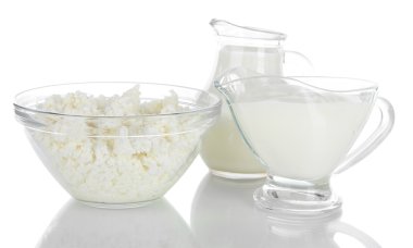 süt ve süt ürünleri üzerinde beyaz izole