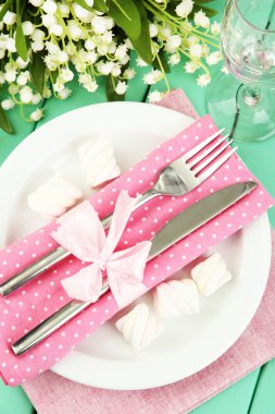 Tablo ayarı renk ahşap zemin üzerinde beyaz ve pembe tonlarında