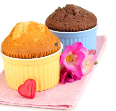 Cupcakes için pişirme üzerinde beyaz izole kase