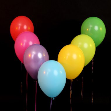 gökkuşağı renkleri siyah izole balonlar