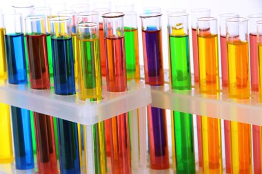 renkli test tüpleri üzerinde beyaz izole