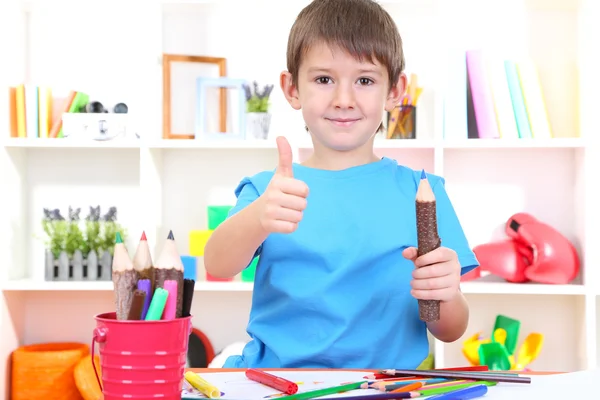 Mignon petit garçon dessin dans son album — Photo