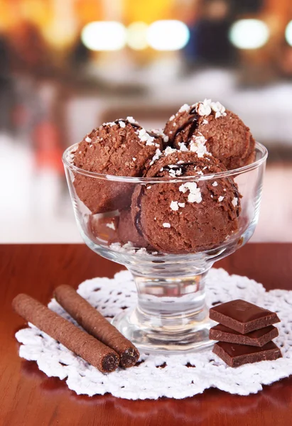 Delicioso helado en la mesa en la cafetería —  Fotos de Stock