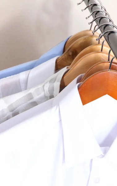 Мужские рубашки на вешалках крупным планом — стоковое фото