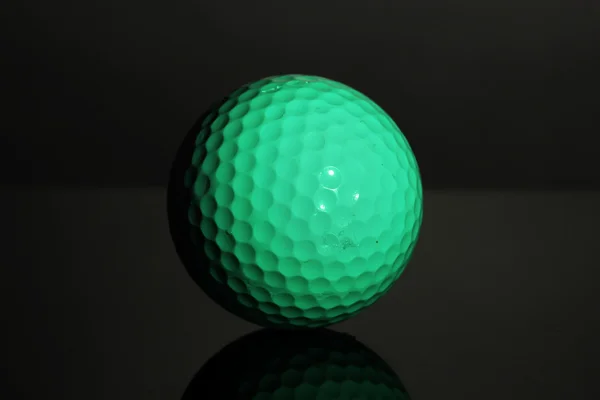 Мяч для гольфа на сером фоне — стоковое фото