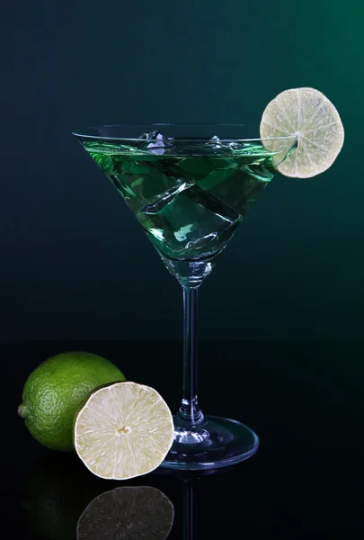 Green cocktail with lime on dark green background — Stock Photo, Image