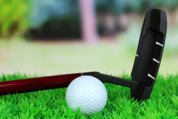 Boule de golf et conducteur sur herbe verte extérieur gros plan — Photo
