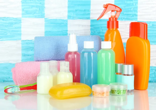 Hotel cosmetics kit on shelf in bathroom — Stock Photo, Image