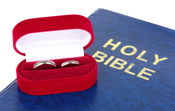 Anneaux de mariage sur bible isolé sur blanc — Photo