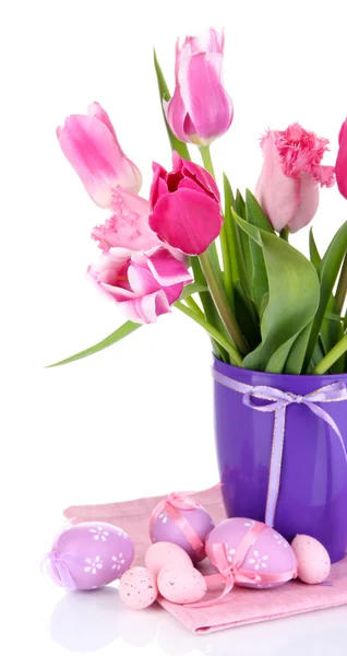 Wielkanoc kompozycja świeżych tulipany i pisanki na białym tle — Zdjęcie stockowe