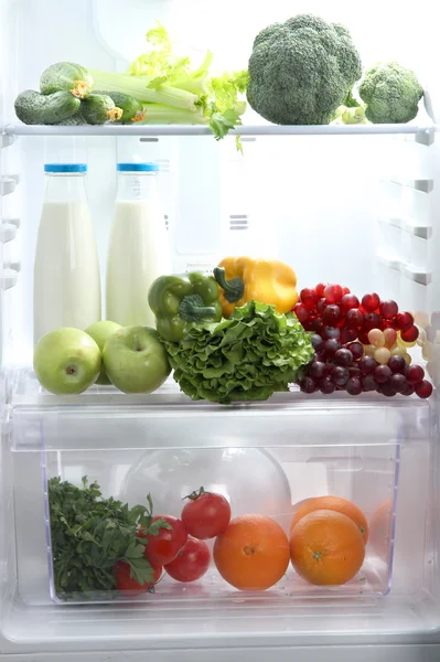 Offener Kühlschrank mit vegetarischer Kost — Stockfoto