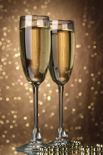 Two glasses of champagne on bright background with lights — Stock Photo, Image