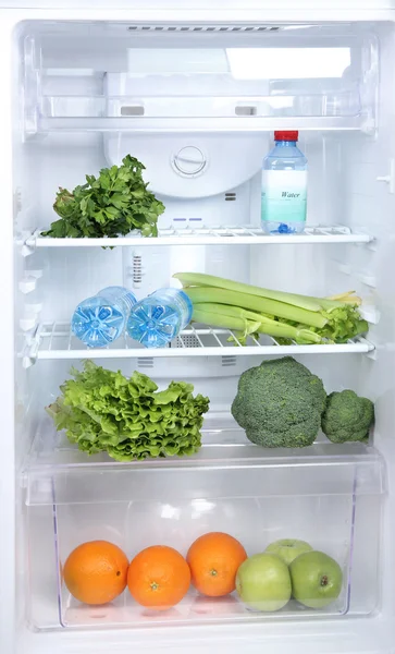 Offener Kühlschrank mit vegetarischer Kost — Stockfoto
