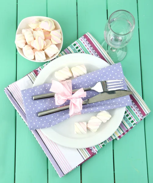 Table setting in violet and white tones on color wooden background — Stock Photo, Image