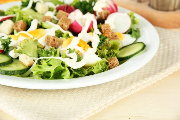 Frischer gemischter Salat mit Eiern, Salatblättern und anderem Gemüse auf hellem Hintergrund — Stockfoto