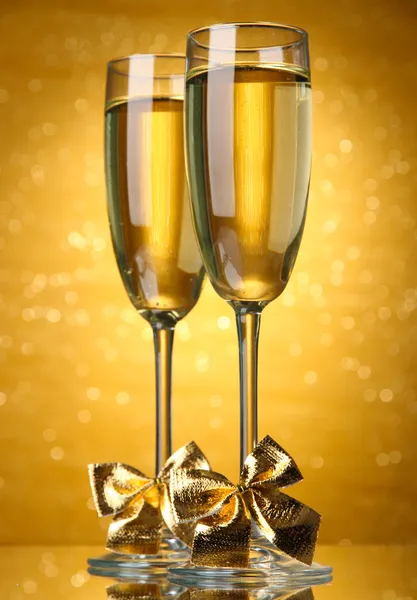 Two glasses of champagne on bright background with lights — Stock Photo, Image