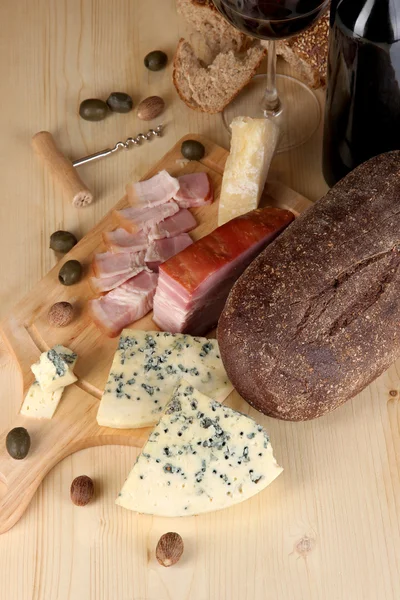 ワイン、チーズおよび肉製品の絶妙な静物 — ストック写真
