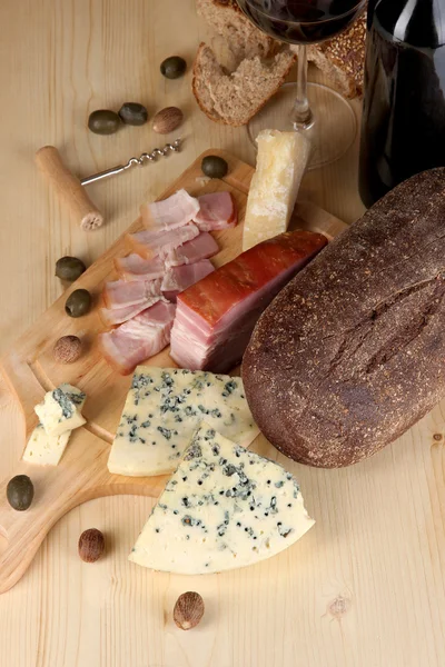 Exquisite still life of wine, cheese and meat products — Stock Photo, Image