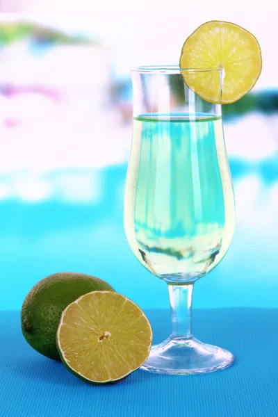 Koktajl z limonki na stole na jasnym tle zielony — Zdjęcie stockowe
