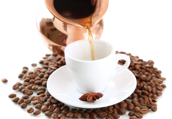 Fincan ve pot kahve ve kahve çekirdekleri, üzerinde beyaz izole — Stok fotoğraf