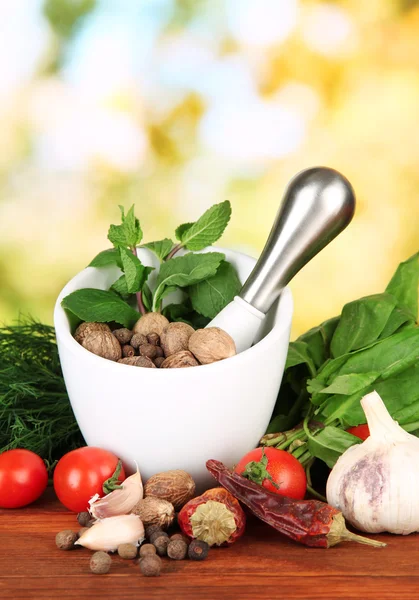 Samenstelling van de mortel, kruiden, tomaten en groene kruiden, op lichte achtergrond — Stockfoto
