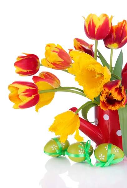 Composition de Pâques avec des tulipes fraîches et des œufs de Pâques isolés sur blanc — Photo