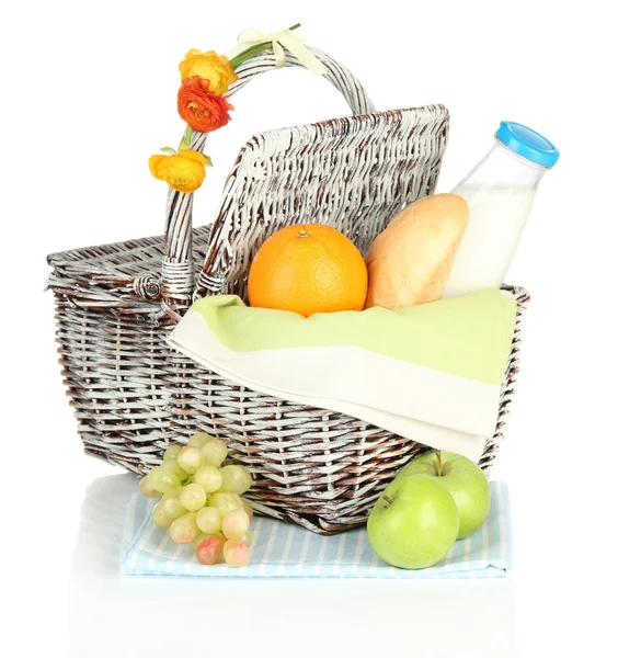Cesto de piquenique com frutas e garrafa de leite, isolado em branco — Fotografia de Stock