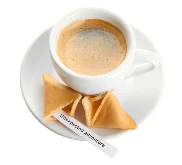 Чашка кофе и печенье судьбы, изолированные на белом — стоковое фото