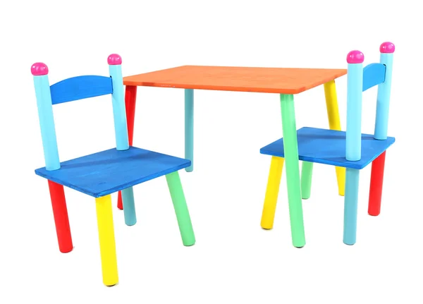 Kleine en kleurrijke tafel en stoelen voor kleine kinderen geïsoleerd op wit — Stockfoto