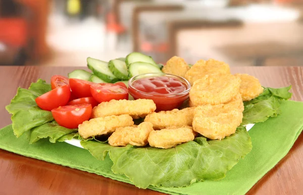Gebratene Chicken Nuggets mit Gemüse und Soße auf dem Tisch im Café — Stockfoto